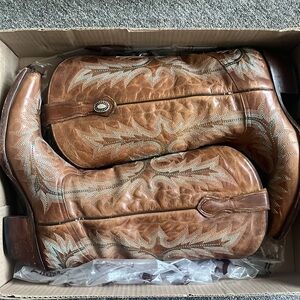 Size 9 1/2 Women’s pointed toe cowboy boots with teal embroidery